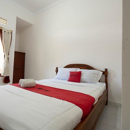 Hotel RedDoorz near Buleleng Harbour 2 Singaraja Zewnętrze zdjęcie