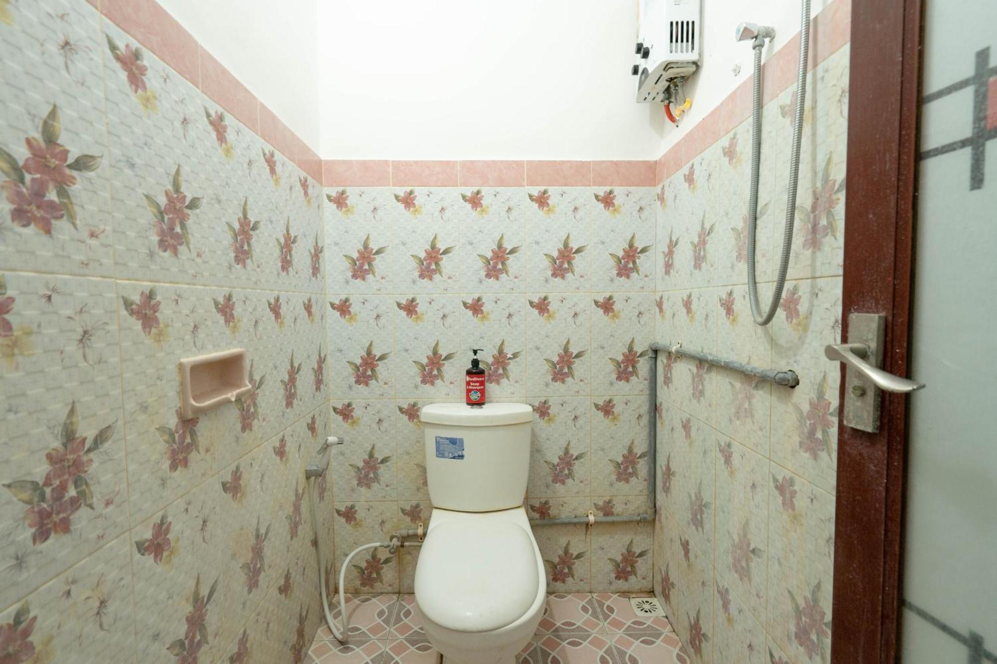 Hotel RedDoorz near Buleleng Harbour 2 Singaraja Zewnętrze zdjęcie