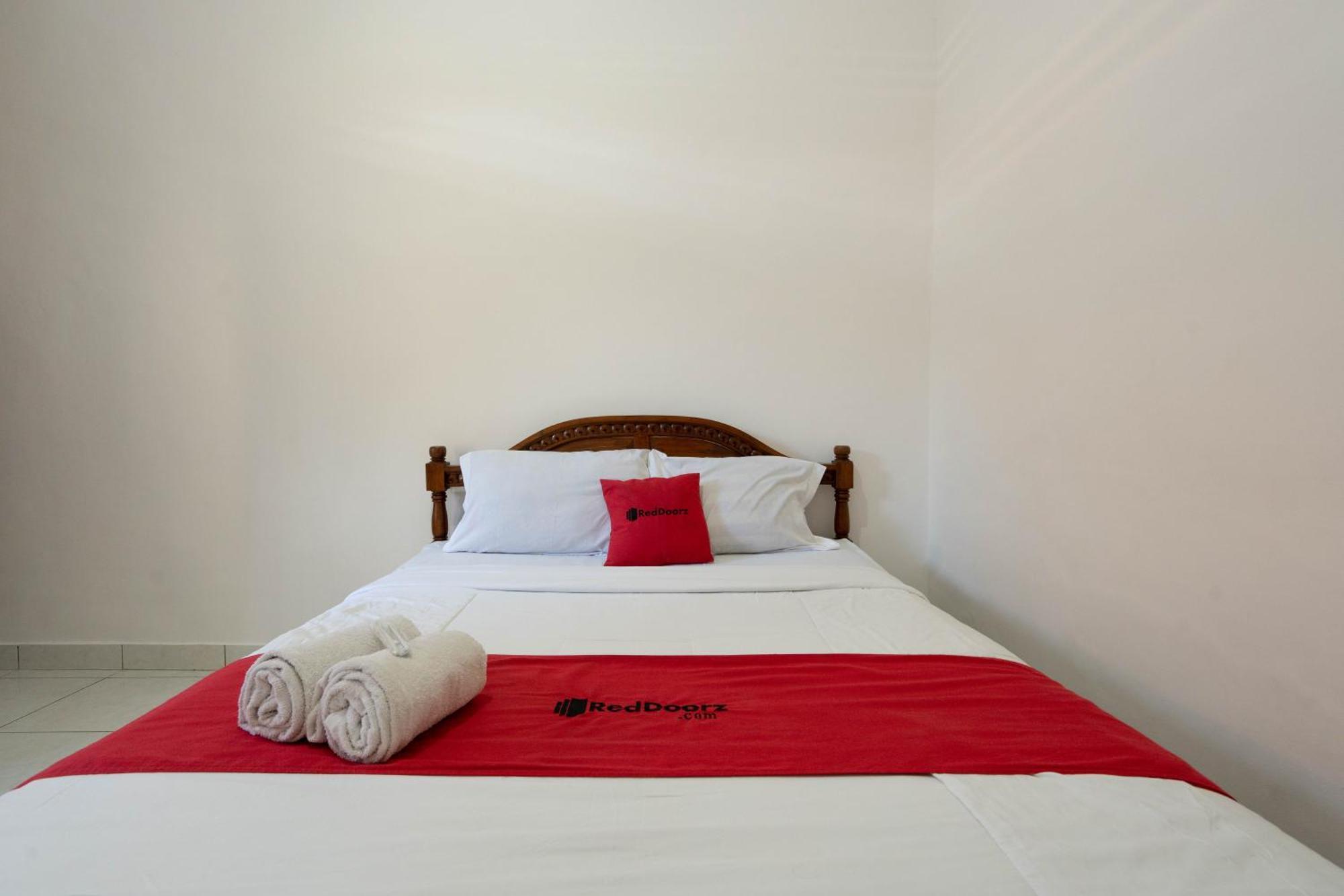 Hotel RedDoorz near Buleleng Harbour 2 Singaraja Zewnętrze zdjęcie