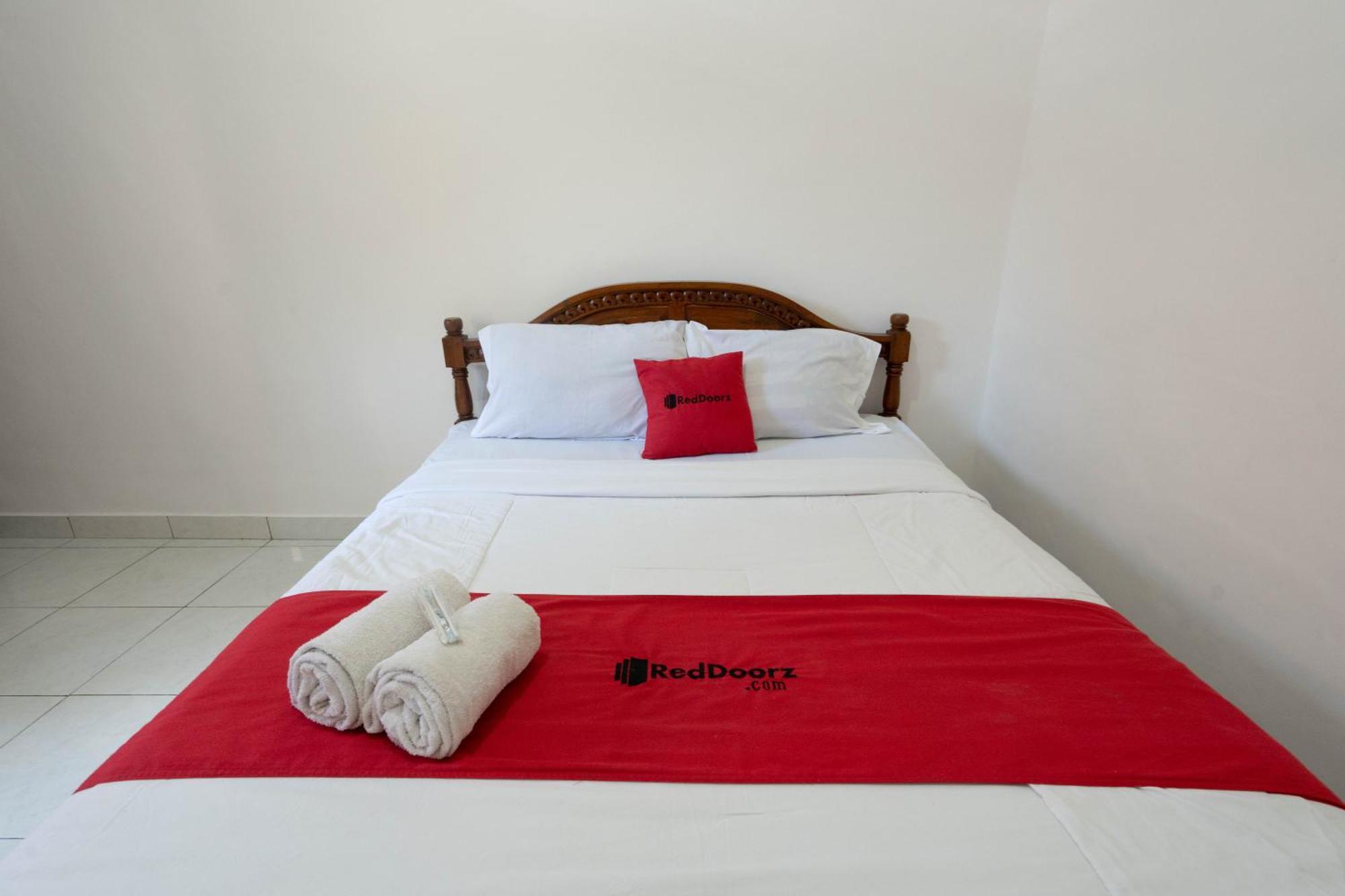 Hotel RedDoorz near Buleleng Harbour 2 Singaraja Zewnętrze zdjęcie