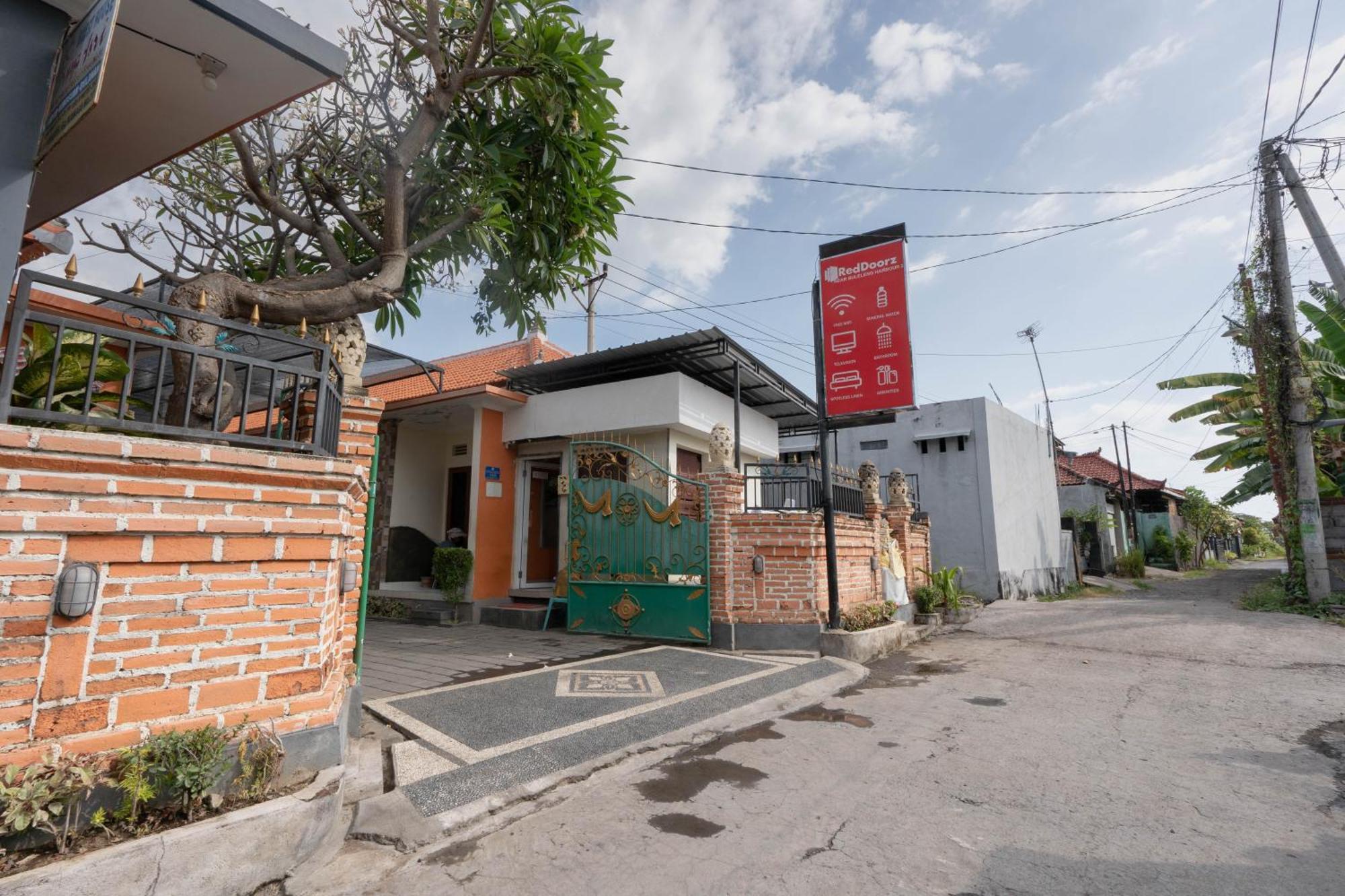 Hotel RedDoorz near Buleleng Harbour 2 Singaraja Zewnętrze zdjęcie